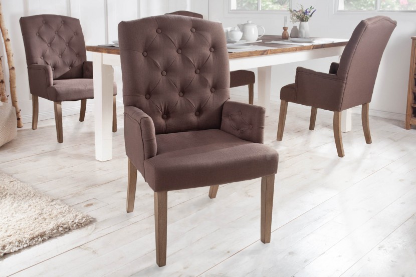 Elegante sedia con braccioli CASTLE marrone con trapuntatura chesterfield  in stile country